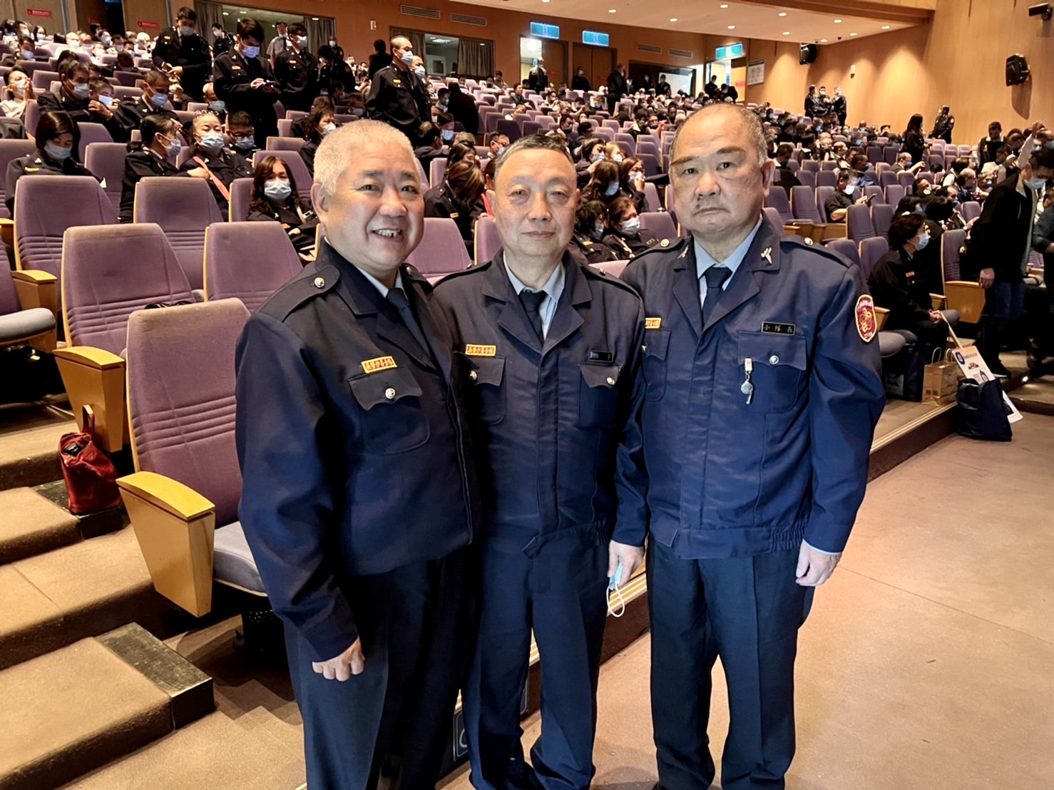 圖片說明：板橋義警分隊長呂上榮、幹事施國雄、小隊長張景順，攜手加入義警中隊已長達40年。（記者戴昱弘翻攝）