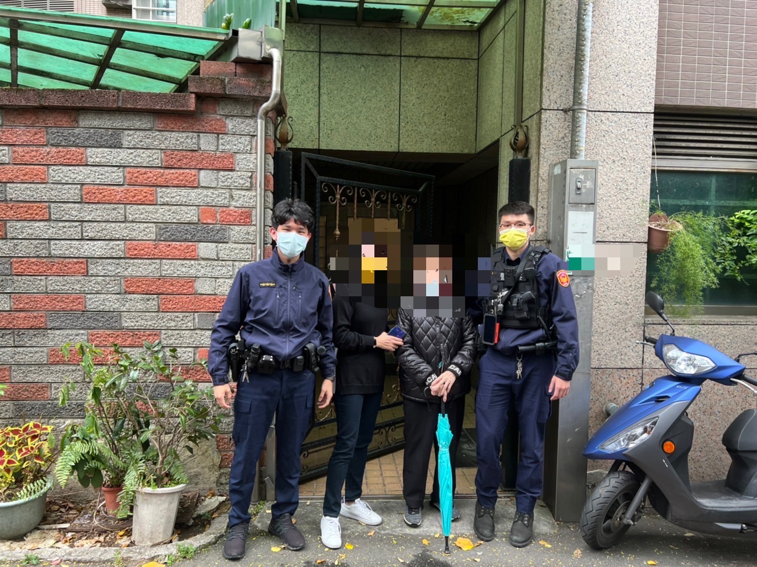 圖片說明:海山分局江翠派出所員警吳國信、廖曼懿積極協助男童返家。 (記者林艷林翻攝)