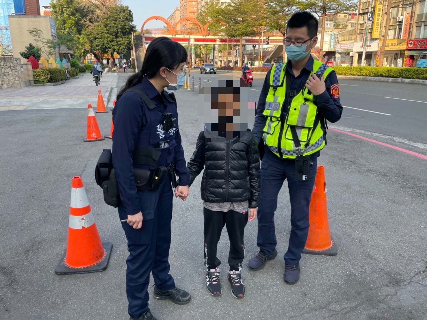 圖片說明:海山分局江翠派出所員警吳國信、廖曼懿積極協助男童返家。 (記者林艷林翻攝)