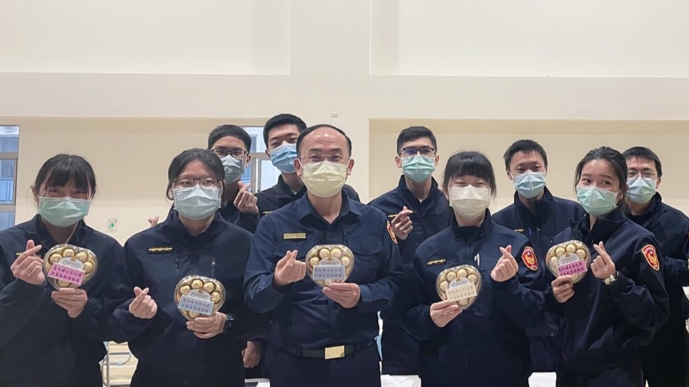 歡慶婦女節 蘆洲警分局長慰勉女性同仁辛勞致贈金沙巧克力