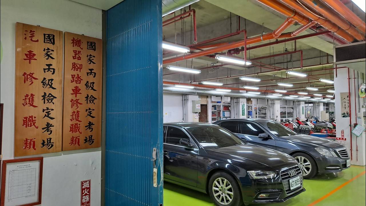 ▲大誠高中汽車修護國家檢定場。(圖/記者張嘉誠攝)