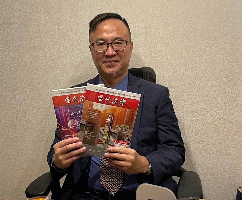 可能是 1 人和室內的圖像
