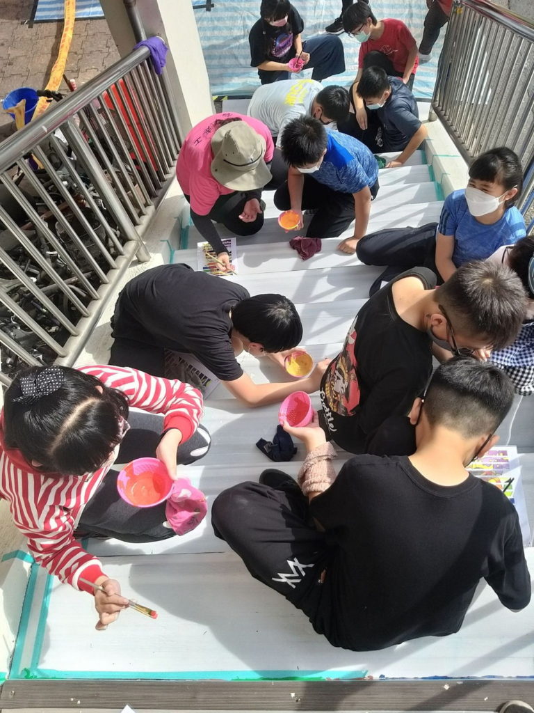 崇文國小學生與社區居民及志工一起彩繪天橋