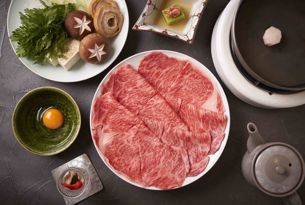 百年壽喜燒名店「Chinya」最講究牛肉品質,每塊肉油花都保持在「適度霜降」狀態,讓人垂涎三尺。(圖片來源:ⒸWDI GROUP)