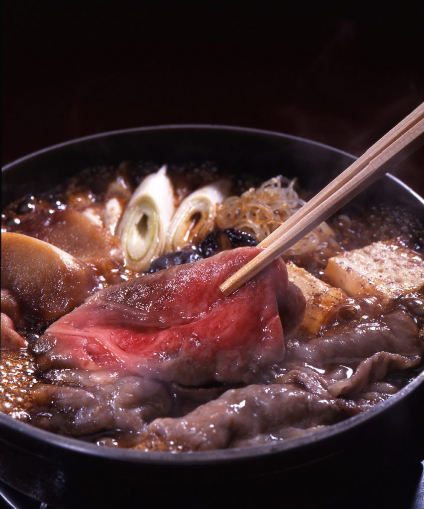 「Chinya」煮製壽喜燒時,主角是牛肉,調配的醬汁更是美味的靈魂。(圖片來源:ⒸWDI GROUP)