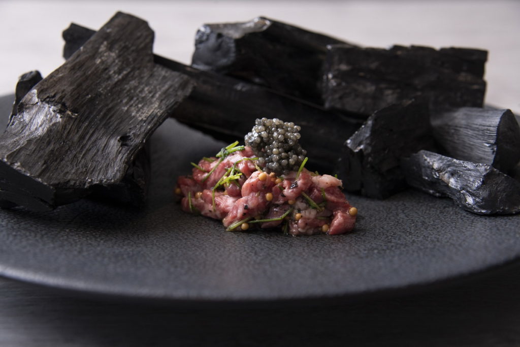 「FIRE WOOD TOKYO」創意十足的無國界料理,滿足消費者的視覺與味覺饗宴。(圖片來源:ⒸFIRE WOOD TOKYO)