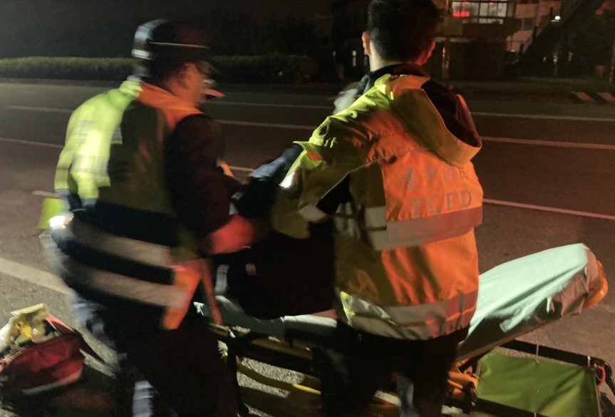 ▲員警將老翁由菜園背負至路上救治,在救護人員評估後,警車鳴笛開道送老翁緊急就醫 (圖/台中大甲分局 提供)