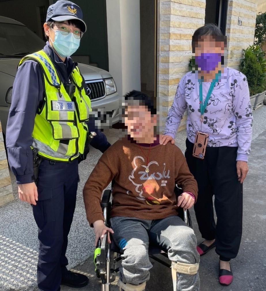 ▲警方依照身障男子所寫糢糊不清的姓名查詢到住家地址，並以巡邏車載送返家    (圖/台中霧峰分局 提供)