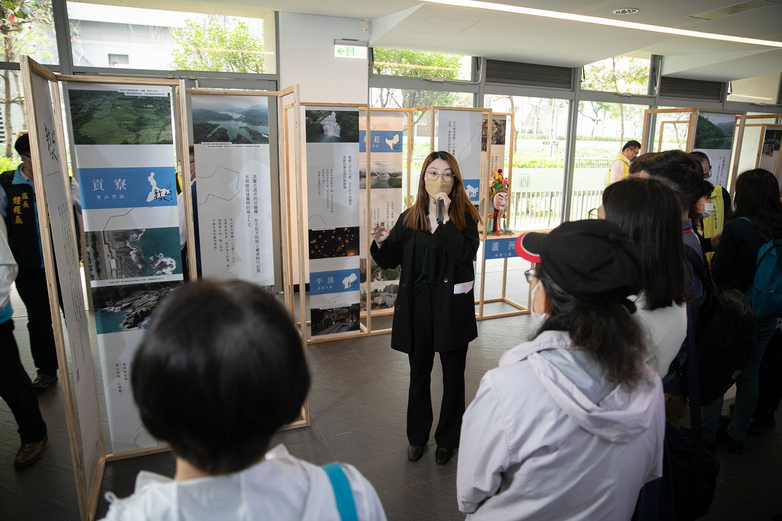 ▲展區專人導覽,透過圖文、物件與影音,讓觀展人貼近29區、29種生活樣貌。(圖/天下雜誌提供)