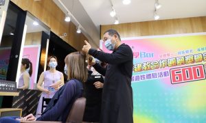 侯友宜市長實習體驗時尚造型吹整