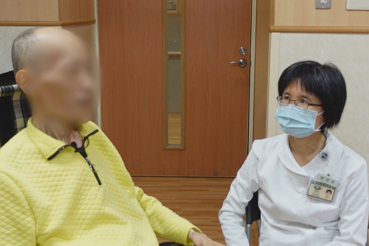 (左)裴先生一邊喝咖啡,一邊跟著(右)黃美玲護理長輕鬆聊天。