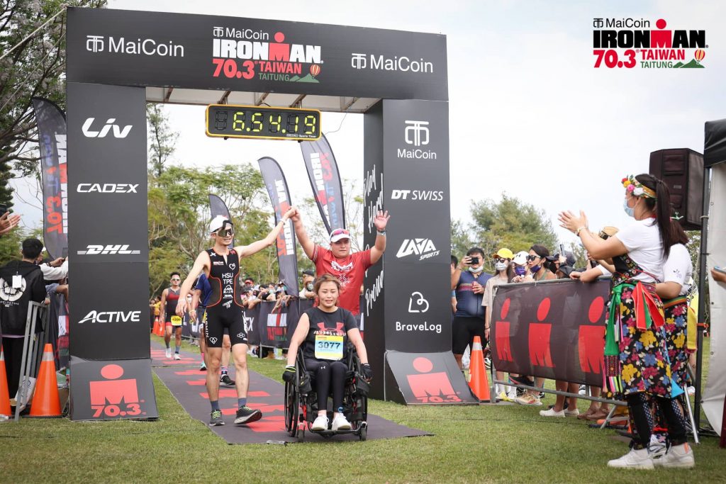 陳姿予與隊友一起衝過 IRONMAN 70.3 台東 終點線。圖片來源:LAVA台灣鐵人三項公司