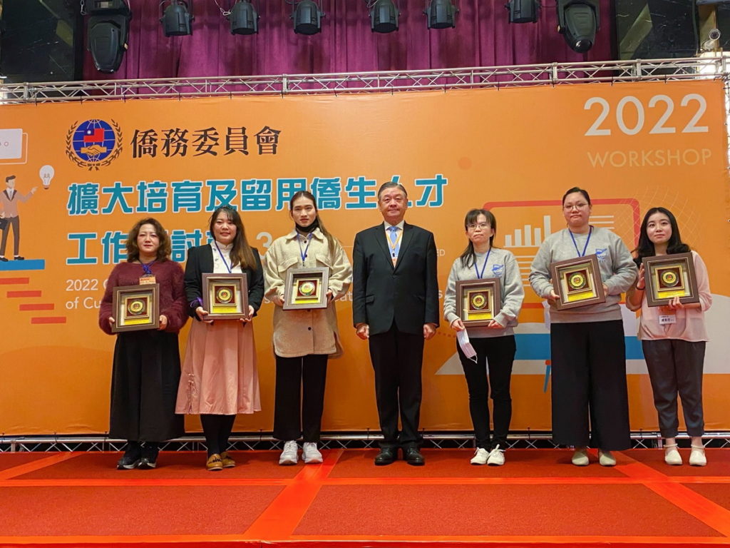委會副委員長呂元榮頒獎(中間)、吳鳳科大洪照惠小姐(左一)
