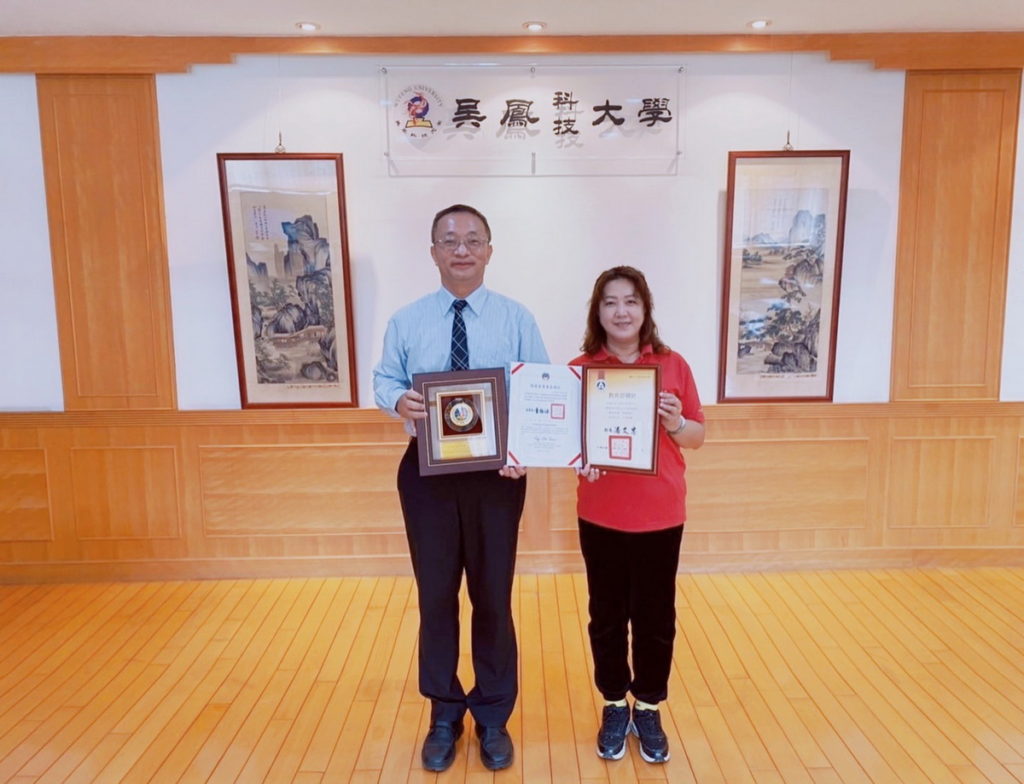 吳鳳科大蔡宏榮校長頒獎(左),洪照惠小姐(右)