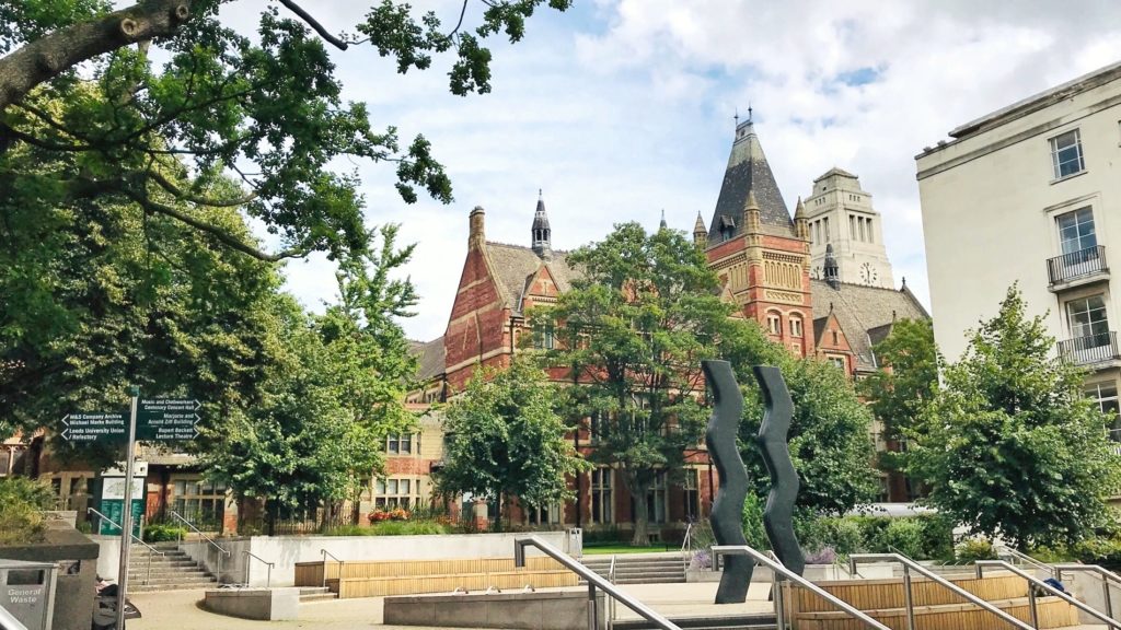 達到英文門檻，是短期進修、出國留學、或參加交換計畫的必備條件(圖為排名全球百大名校的英國里茲大學校園)(圖片提供:張友義)
