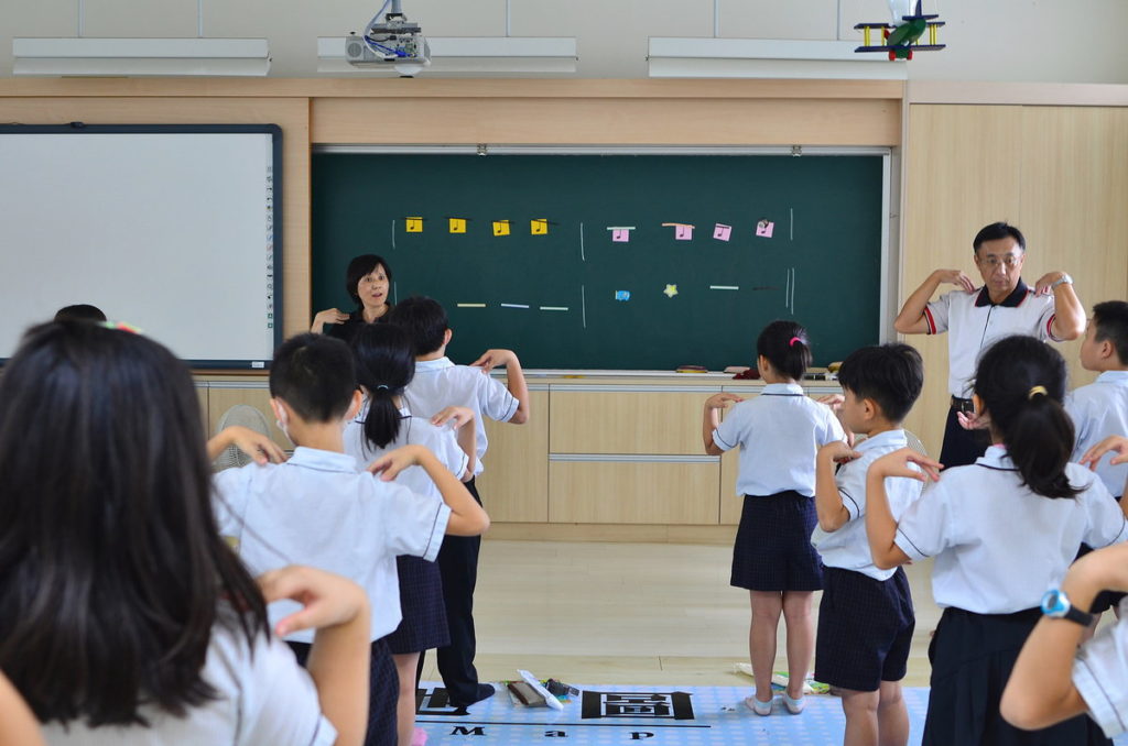侯怡如(黑板前者)老師雙語音樂教學