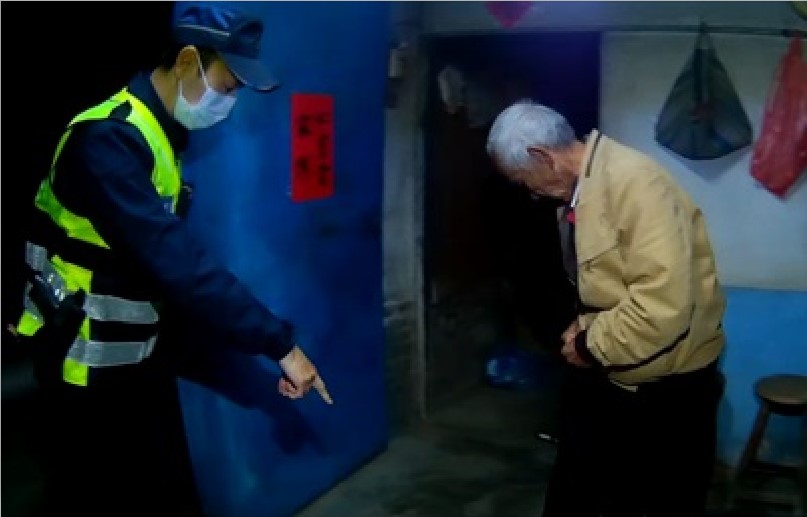 ▲王姓長者在「媽祖」力挺下安心返家,員警幫忙把家裡「淨一淨」、陪長者聊聊天,圓滿達成任務 (圖/台中大甲分局 提供)