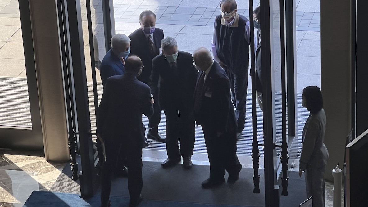 陳建仁出席企業聯誼會 談台灣解封須留意東南亞疫情 71 前副總統陳建仁抵達,台玻董事長林伯豐親迎接。