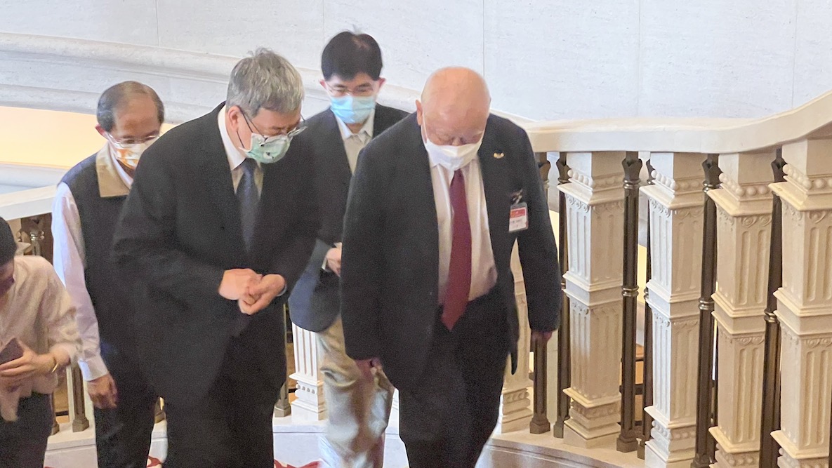 陳建仁出席企業聯誼會 談台灣解封須留意東南亞疫情 72 前副總統陳建仁出席三三會演講。右為台玻董事長林伯豐。二人一起走向會場。