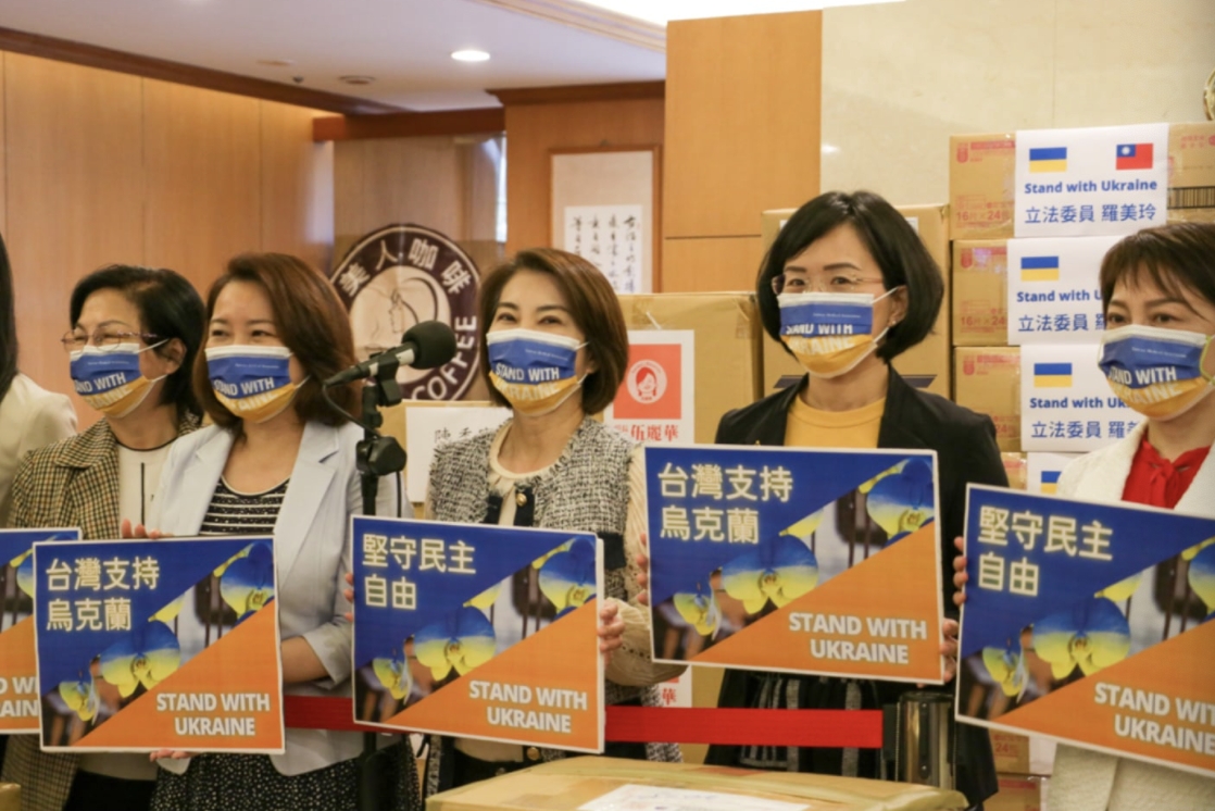 綠委共同捐物資挺烏克蘭!周春米:盼戰火趕快停止 73 民進黨立委周春米捐贈物資力挺烏克蘭