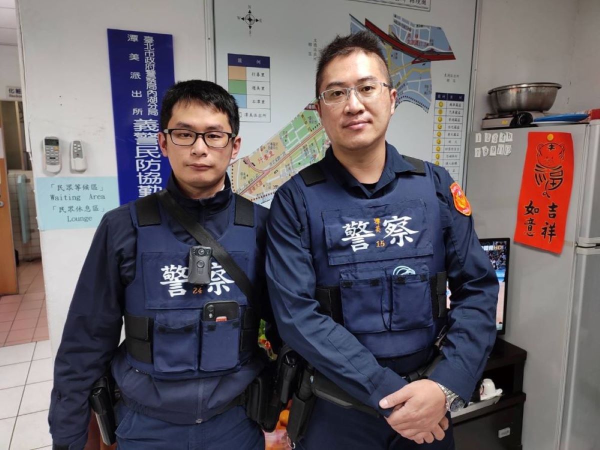 圖片說明:搭車迷途潭美派出所警員張峻誠(左)、王承一(右)溫馨護送迷途嬤返家(記者宋紹誠翻攝)