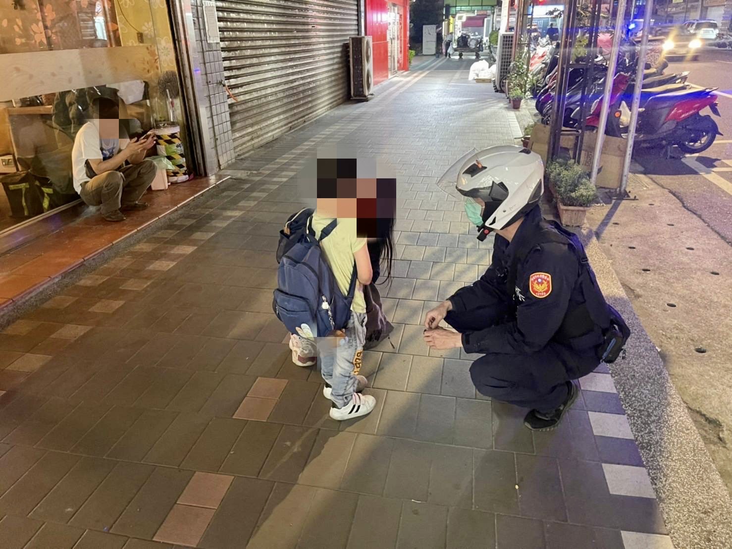 圖片說明:南竹所長古子毅及員警黃韋翔助小男孩找到媽媽。(記者宋紹誠翻攝)
