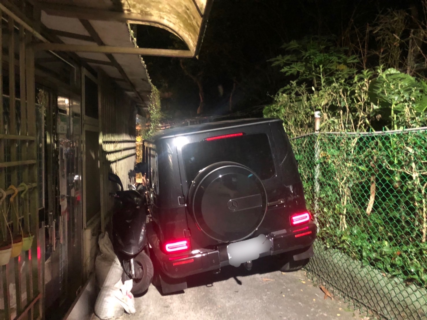 圖片說明:賓士駕駛人飲酒後欲自行開車回家,卻卡進窄巷動彈不得。(記者趙靜姸翻攝)