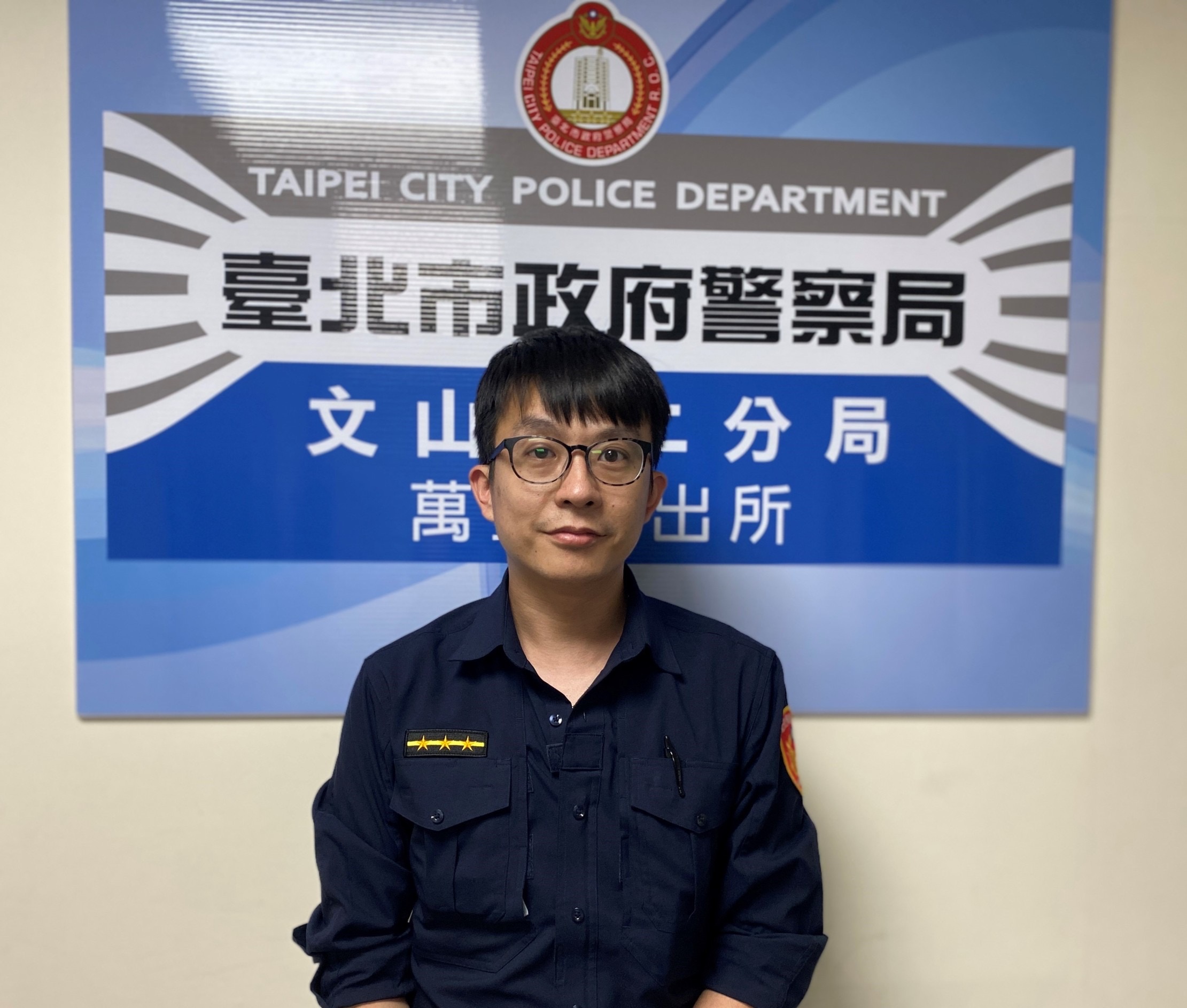 圖片說明:萬盛所員警鍾政倫即時阻詐20萬。(記者趙靜姸翻攝)