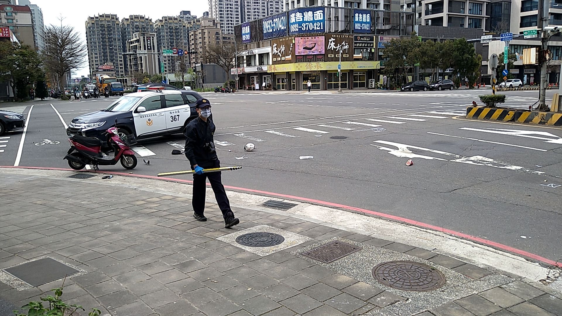 圖片說明:林口區發生一起大貨車撞擊機車的交通事故。(記者趙靜姸翻攝)