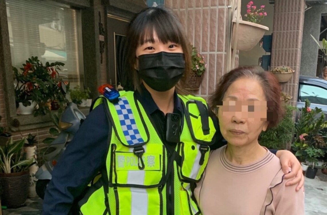 迷途老人派出所求助 暖心警緊握雙手護送還鼓舞了她