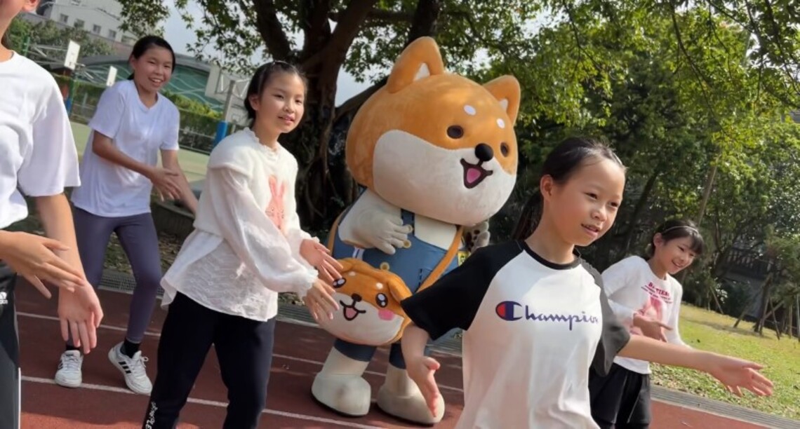600瓶洗手乳送偏鄉國小做公益     廢柴與小學生大跳洗手舞超療癒