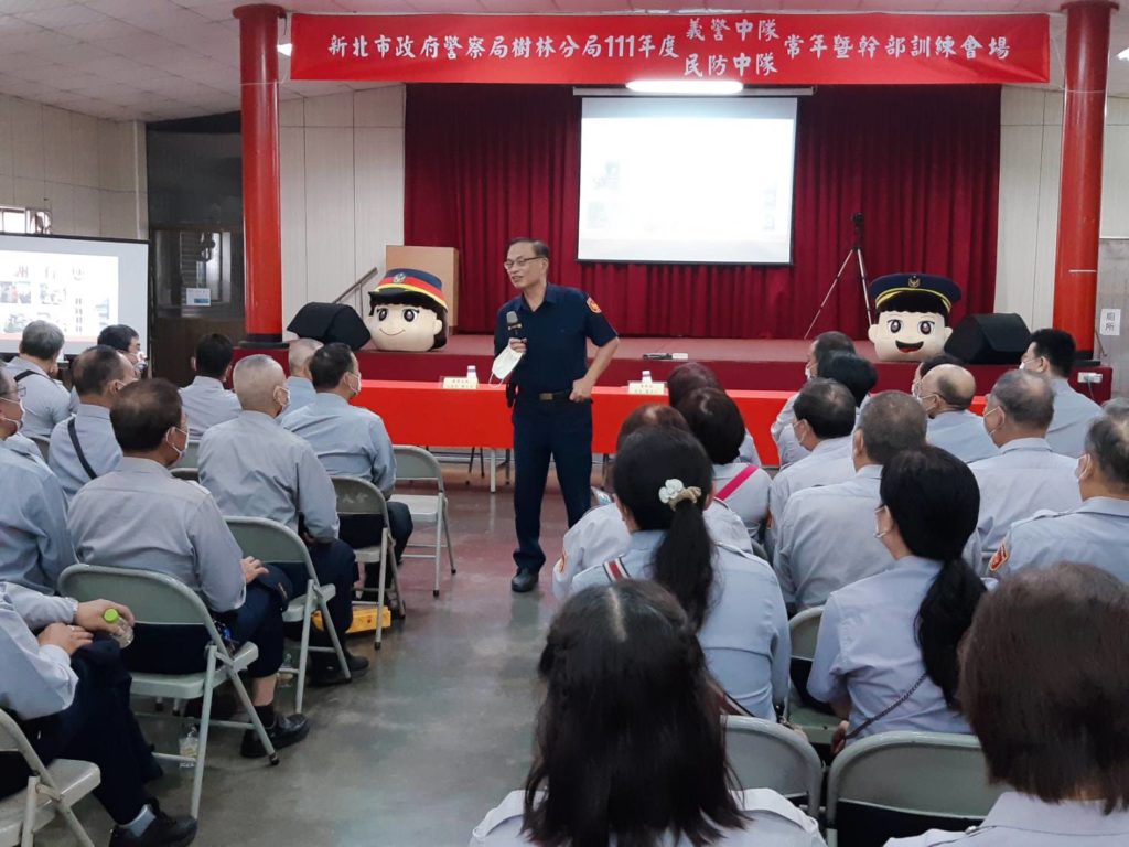  警察局局長阿仁哥黃宗仁親臨訓練會場 ，其幽默逗趣獲得全體隊員如雷掌聲並貫穿整個禮堂。 (圖片提供：樹林分局)