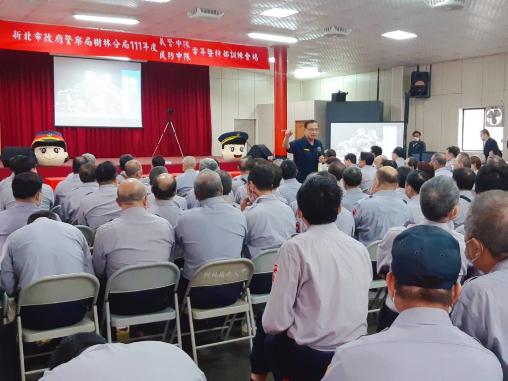 新北市政府警察局局長阿仁哥黃宗仁開心與大家分享治安滿意度2021年治安面向評比，新北市警勇奪六都第一名，及施政滿意度治安部份亦為六都第一   (圖片提供：樹林分局) 