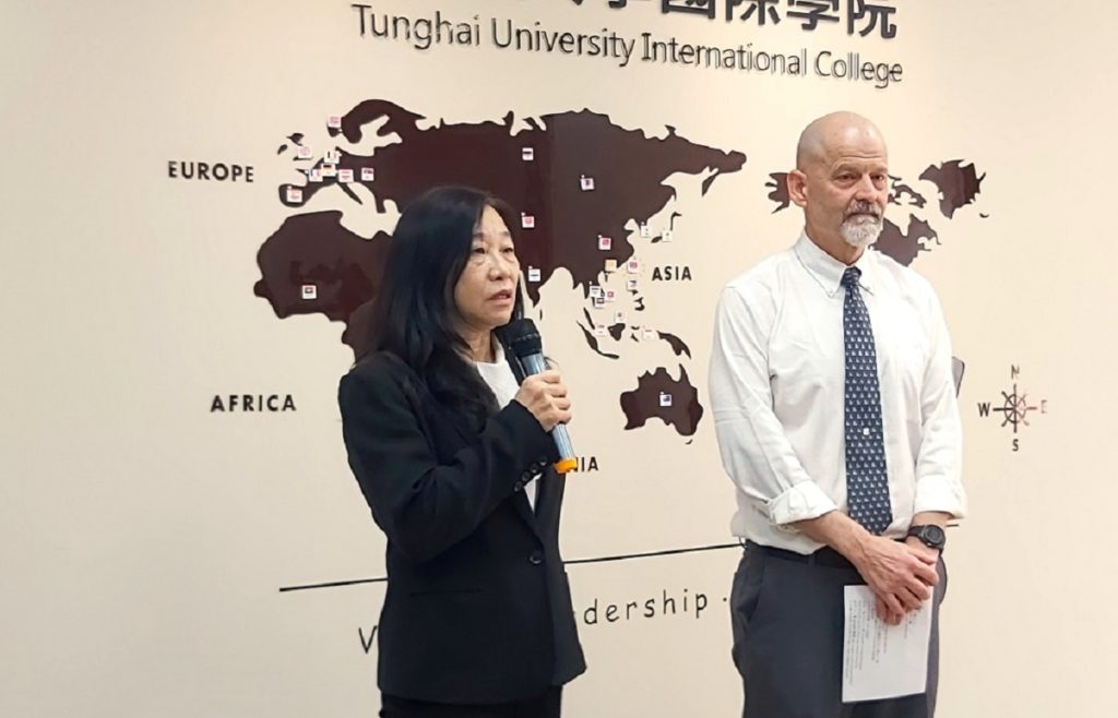 東海大學國際學院院長幸雅各Dean James Sim及學務長龍鳳娣現場說明(圖/陳惠玲攝影)