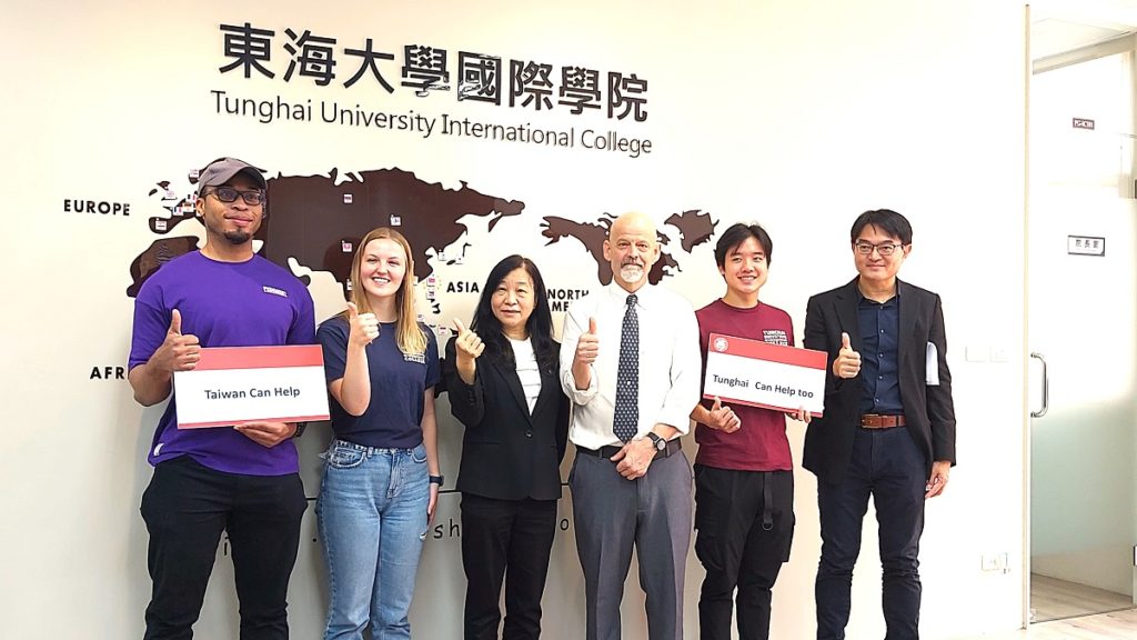 東海大學國際學院院長幸雅各Dean James Sims、學務長龍鳳娣、三名國際學生以及公關室主任黃兆璽,合影呼喊口號:Taiwan Can Help ,東海 Can Help,too(圖/陳惠玲攝影)