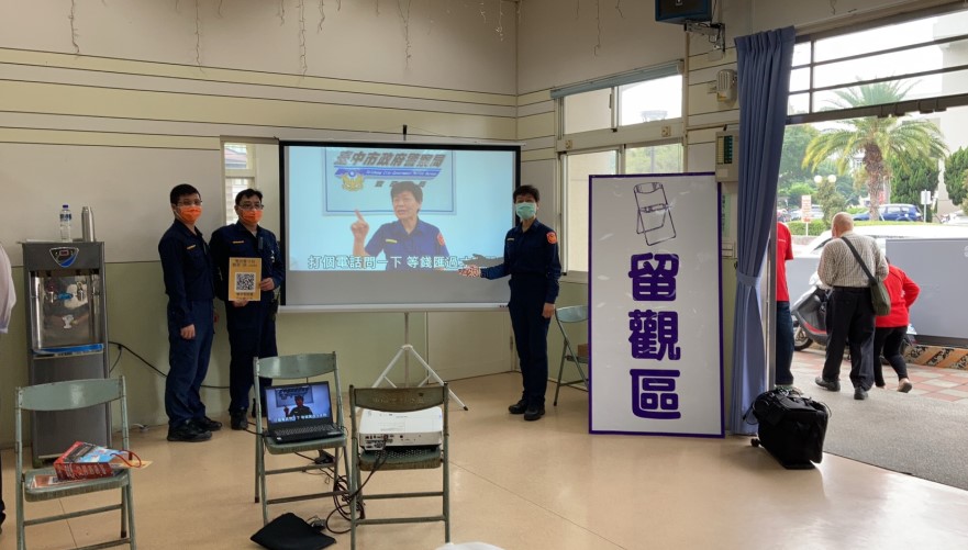 ▲於疫苗快打站等待恢復區,警方以淺顯易懂的台語四句聯短片向民眾進行反詐騙宣導 (圖/台中豐原分局 提供)