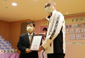 副市長謝政達(右)致贈感謝狀給萬泰科技集團董事長張銘烈(左)