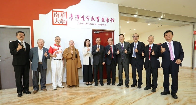 可能是 11 個人和大家站著的圖像