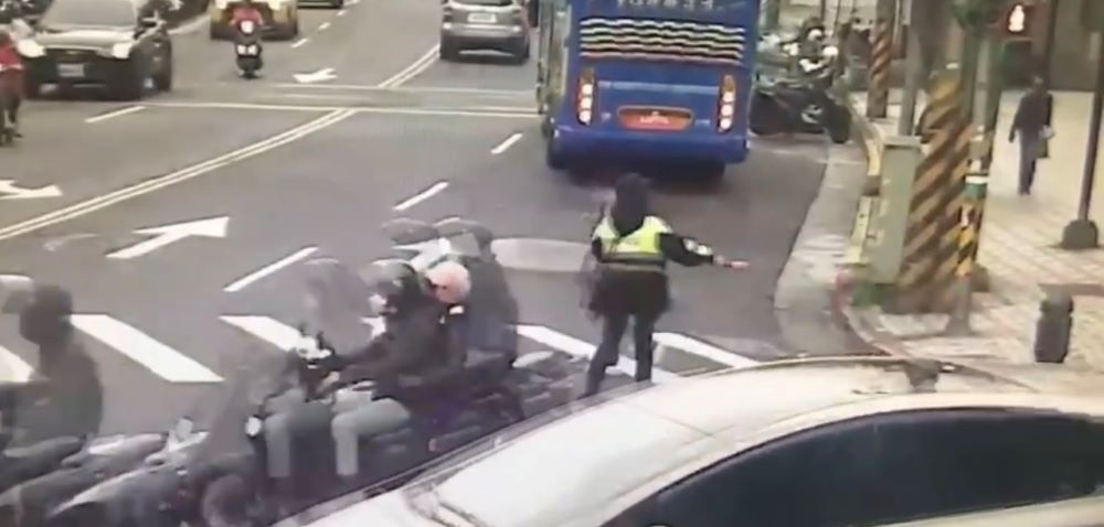 積極疏導交通,主動攔停車輛讓行人安全通過