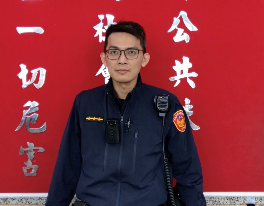 騎車未扣安全帽扣,康寧派出所警員陳宣佑,後意外查獲通緝犯