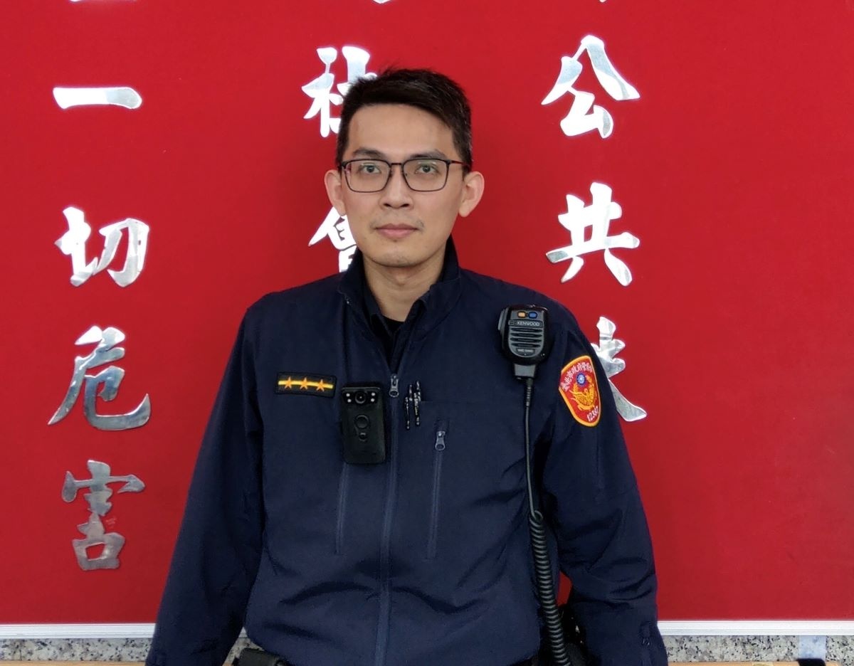 騎車未扣安全帽扣，康寧派出所警員陳宣佑，後意外查獲通緝犯