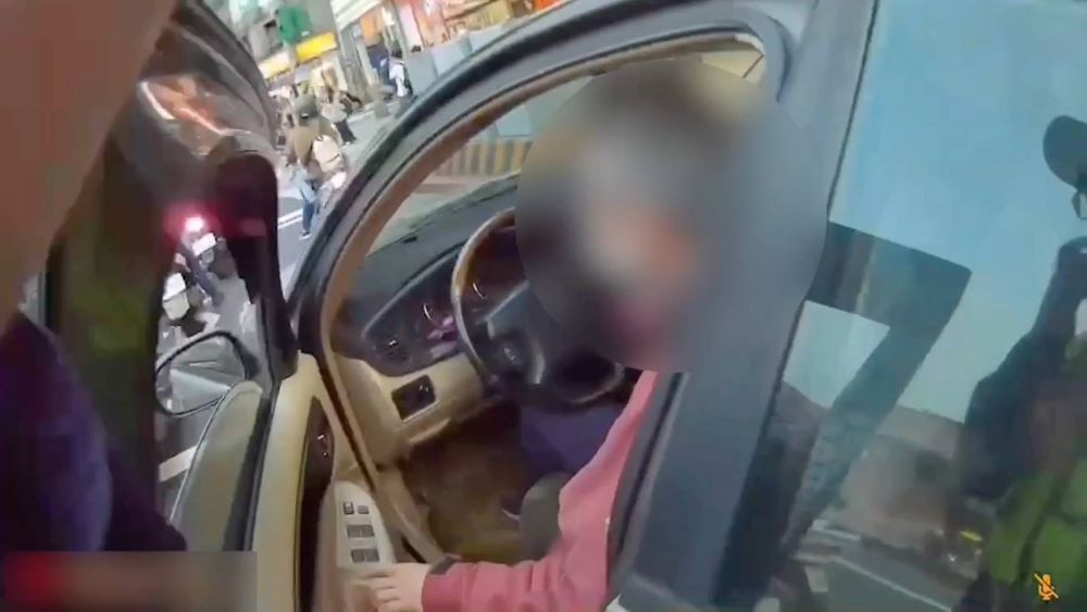車內駕駛無助待援。