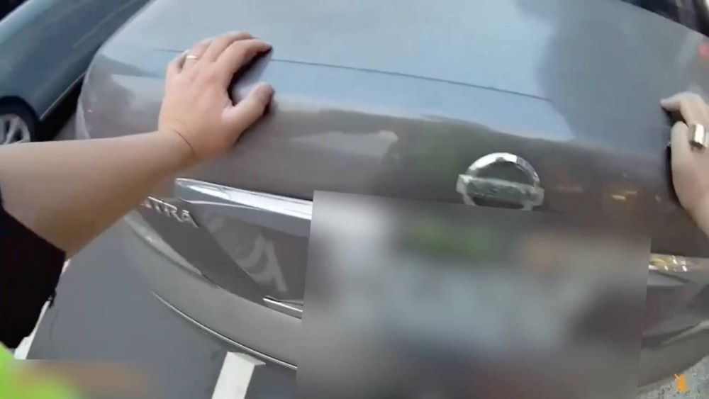 員警協助推車至路旁。