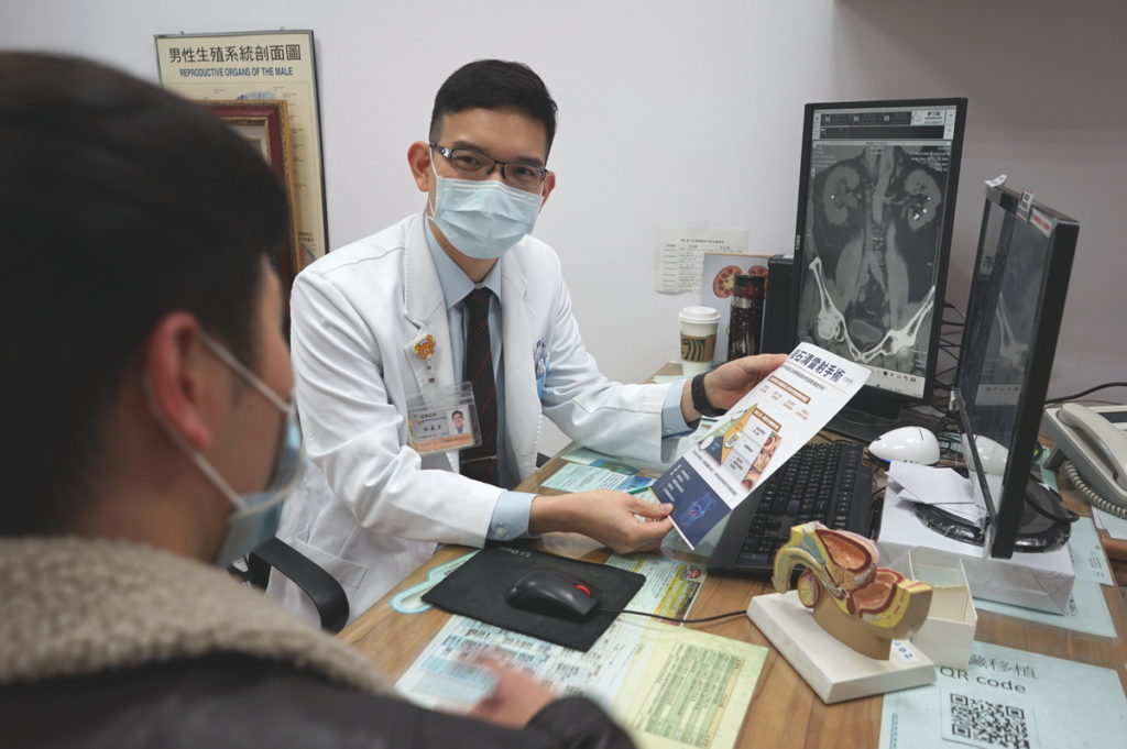 林嘉彥醫師表示,預防結石發生，應增加水分攝取，少吃草酸鹽含量高的食物1