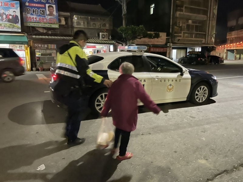 老婦迷失街頭 二崙警一眼認出護送返家