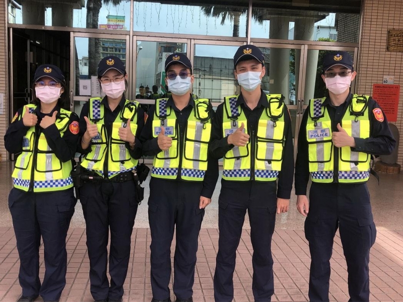 恆春警友辦事處贈「高係數反光條背心」恆警執勤安全加倍