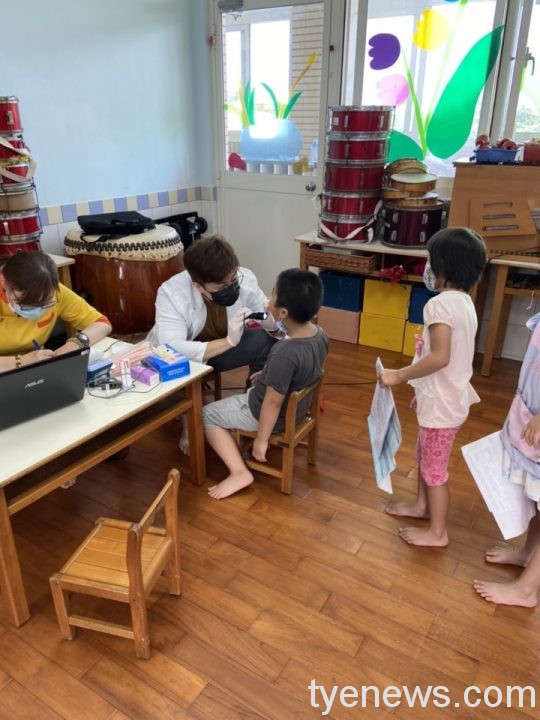 圖2、本局結合專業牙醫師主動入校,執行兒童口腔預防保健服務-2