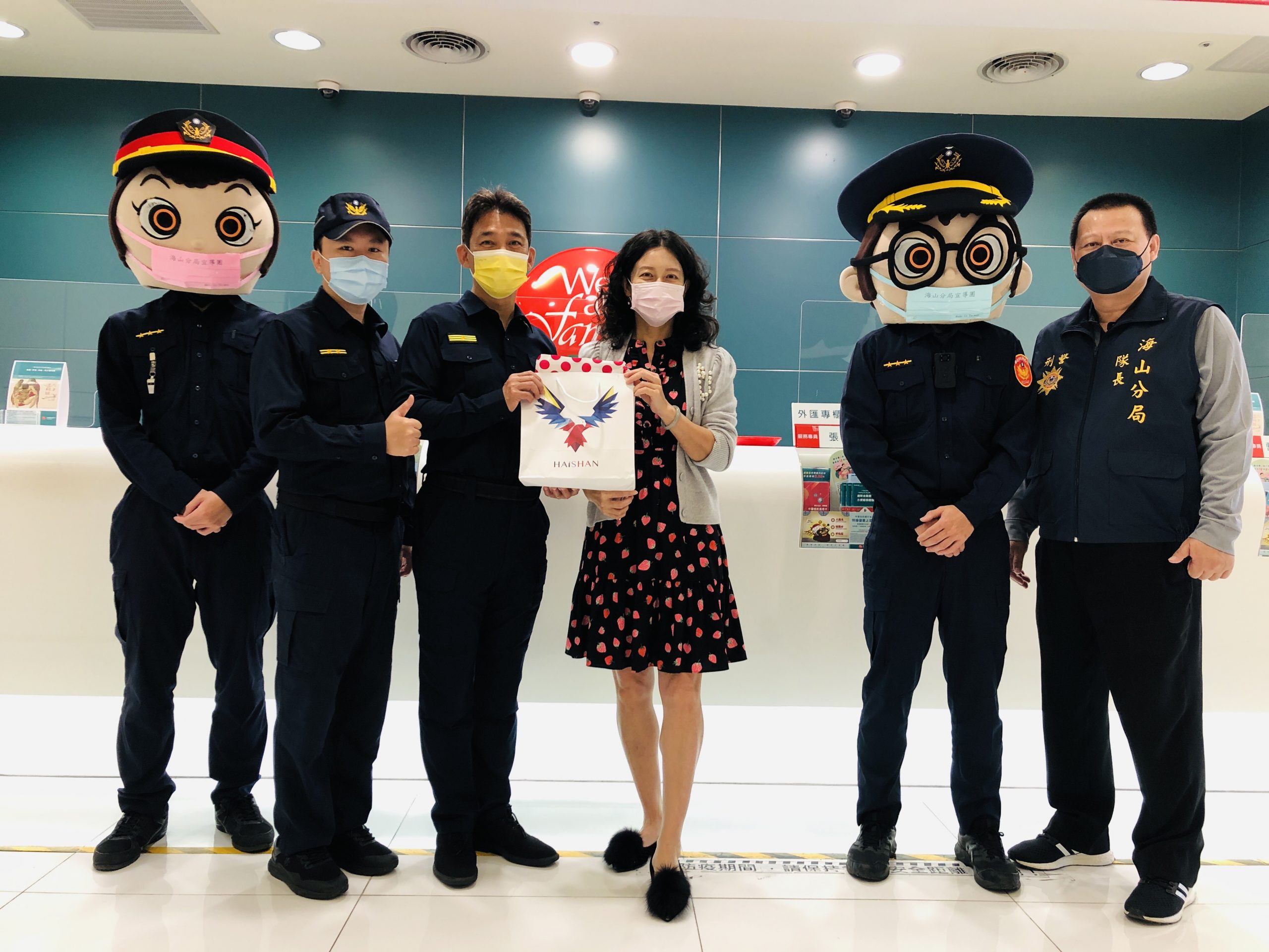 圖片說明：海山分局為感謝金融機構與超商業者積極協助攔阻詐騙，分局長周振安親自帶領團隊致贈宣導品。 (記者林鈞澤翻攝)