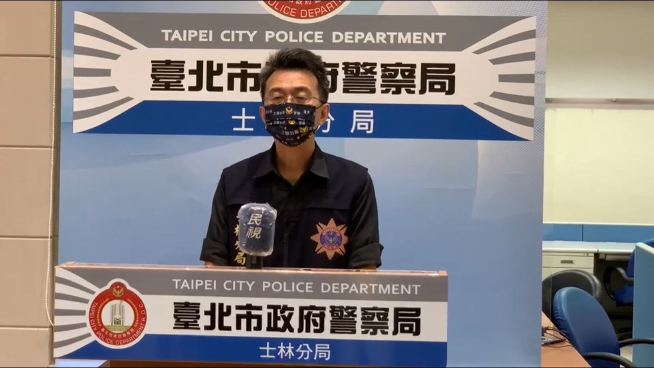 圖片說明:士林分局偵查隊隊長胡光興說明畫面。 (記者林艾錡翻攝)