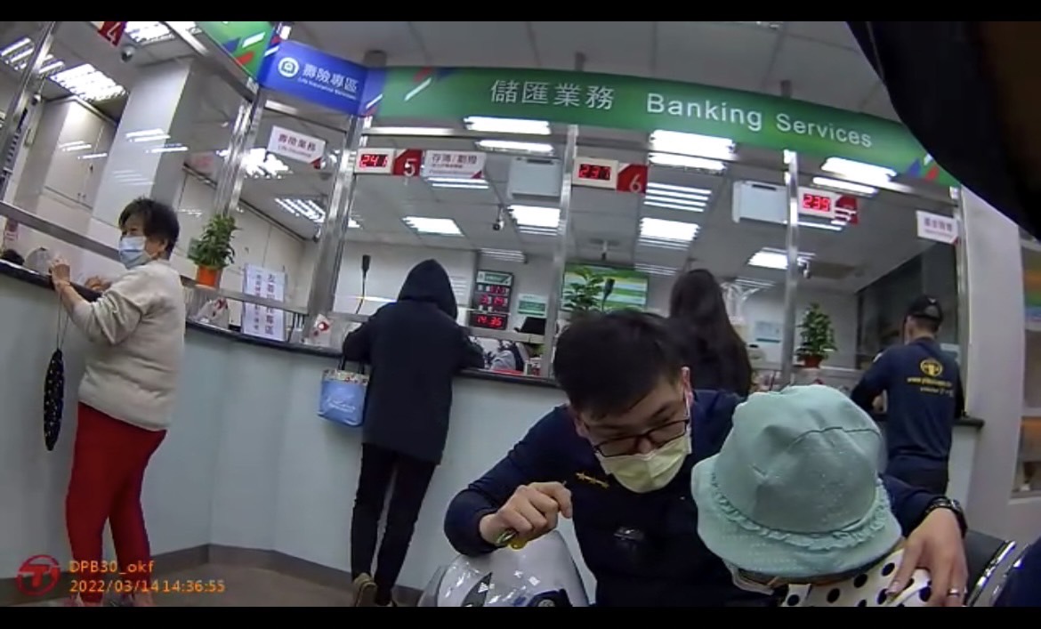圖片說明:中和分局員警破詐騙老梗保住民眾積蓄。(記者葉鈞宇翻攝)